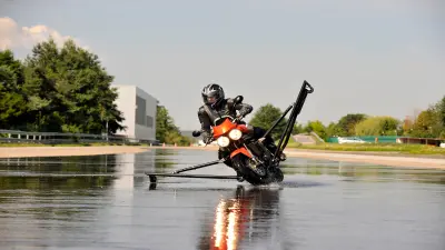 España podría evitar casi 160 fallecidos al año en accidentes si los coches y motos más antiguos equiparan ABS