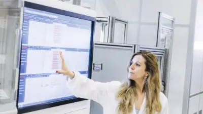 Un hombre en una fabrica mirando una tableta 
